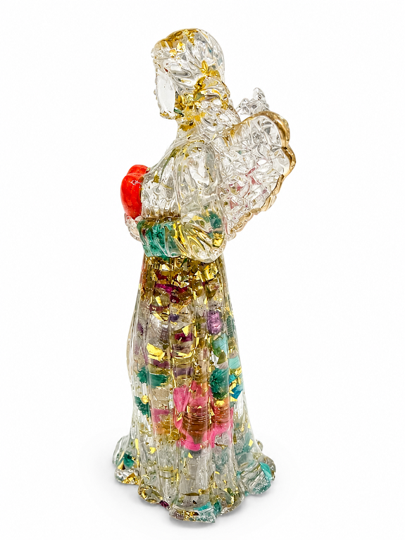 ✨ Angel of Love – Crystal Heart Resin Figurine